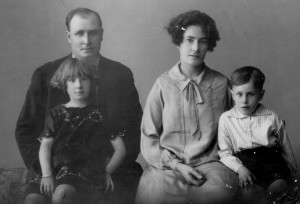 James Sexton with his wife and children Phyllis and Jack in 1927.