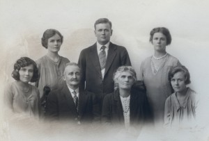 Arthur-Margaret Spencer with children Lucy-Jessie-Frank-Gertrude-Doris