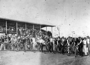 5-008551d-start-of-a-cycle-race-coolgardie-1898-1899