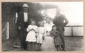 John Dillon and Family with Harold Williams - Photo Dan and Lorna Metzke