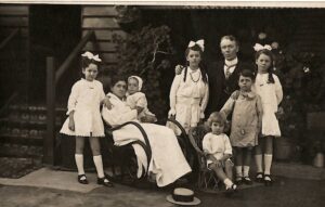 Arthur Anderson and Family at home - 52 king St Boulder c1919