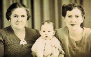 Annie with her daughter Doris Rudwick, and baby Lynda.