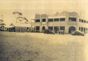 Palmers Find Hotel with a billiard hall to the left - 1936- Photo WA Museum
