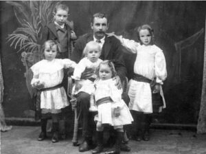 Joseph COUMBE with hs children - Bertha, Reuben, William, Bessie & Violet.
