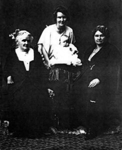 Harriet Jones(Harry), Harriet 'Mulvie' Bennet(Jordan) holding Laurie Jordan Bennet, Elizabeth(Bessie) Jane Anne Jordan(Jones)