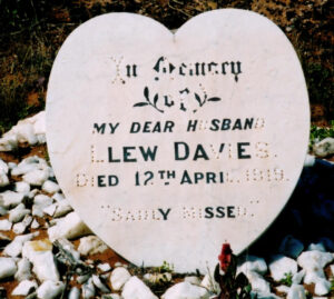 Llew DAVIES - Photo Find a Grave