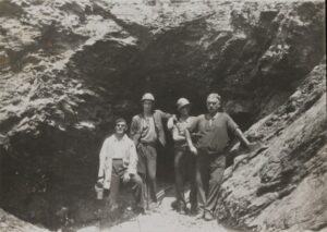 Vlase ZANALIS left with miners at Yellowdine, 1938 - Photo SLWA