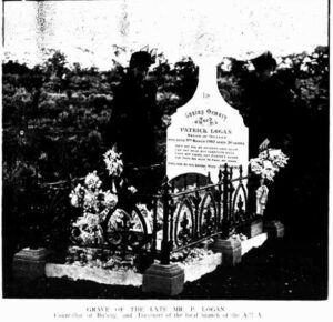 Western Argus 27 May 1902 Grave with mourners of Patrick Logan Bulong Cemetery.