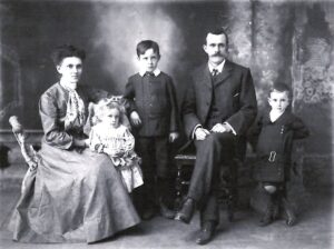 The Dunlop Family 0- 7 Oct 1907 - L-R: Sadie, Edna, Arthur jr, Arthur sn & Ronald.