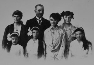 James and family in about 1919. L to R, rear: Catherine, James, Catherine Jnr. Front: Joan, Marjorie, Veronica, Nancy. Source: Mary Janet Murphy.