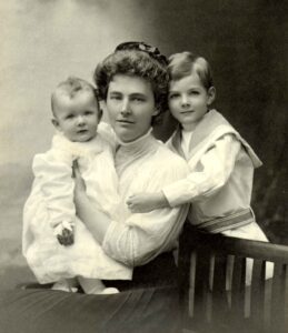 Lou Henry Hoover with her sons, Allan (left) and Herbert Jr. in 1908 (Herbert Hoover Presidential Library and Museum)